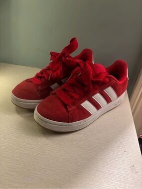 Adidas Red Campus men’s 6.5 ( I wear as a woman’s 8 )